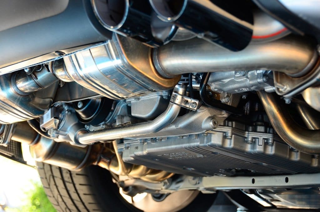 Réagir face à une fuite de liquide sous la voiture